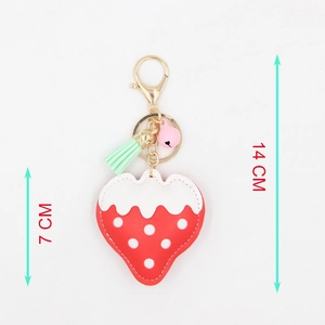 Détail du porte-clés fraise avec pompon et clochette montrant la longueur de 14cm