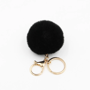 Détail du porte-clés pompon en fausse fourrure noire de 6 cm avec fermoir mousqueton doré