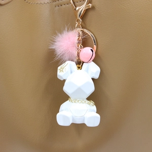 Porte-clés lapin géométrique en résine blanche avec pompon rose sur sac en cuir
