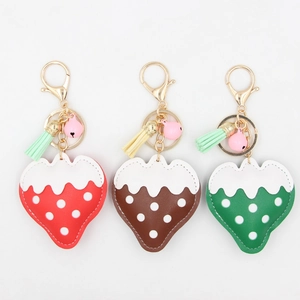 Trois couleurs de porte-clés fraise en similicuir avec détails glands et cloche