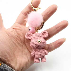 Rosa handgemachter Häkelbär Schlüsselanhänger mit Plüschpompon und Goldglocke