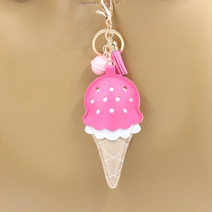 Détail du porte-clés crème glacée en cuir PU rose avec pompon et clochette dorée