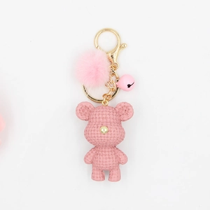 Rosa Bär Schlüsselanhänger mit Strickstruktur, Pelzpompon, Glocke und Goldhaken