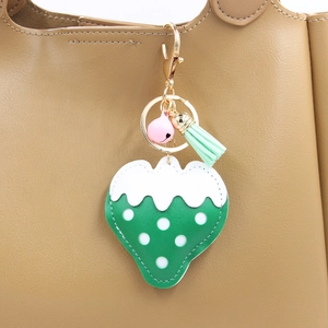 Porte-clés fraise en PU avec clochette rose et pompon vert sur un sac en cuir