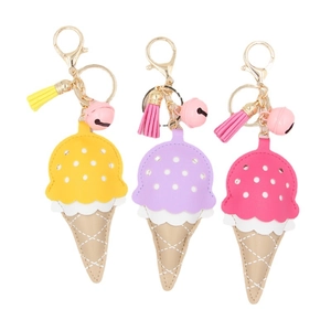 Trois porte-clés cornet de glace créatifs en cuir PU avec glands et cloches sur fond blanc