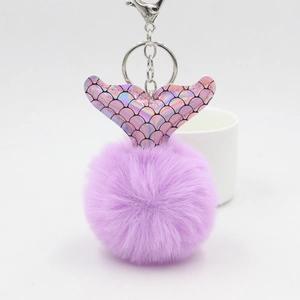 Porte-clés queue de sirène holographique avec pompon en peluche violette et mousqueton