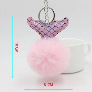 Vue détaillée du porte-clés pompon rose avec queue de sirène et mesures de taille