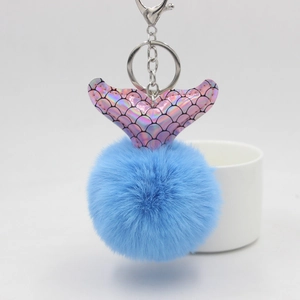 Porte-clés peluche queue de sirène avec pompon bleu ciel et écailles irisées brillantes