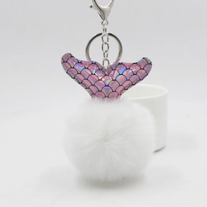 Porte-clés pompon blanc avec queue de sirène laser rose et fermoir mousqueton argenté