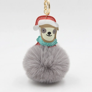 Detail von Weihnachts-Faultier-Anhänger mit großem grauen Pelzball und goldener Schlüsselkette