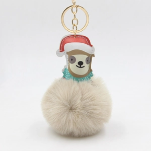 Detail von Weihnachts-Faultier-Schlüsselanhänger mit beigem Bommel und Goldring