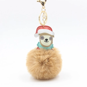 Nahaufnahme eines Weihnachts-Faultier-Schlüsselanhängers mit braunem Bommel und Goldhaken