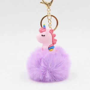 Porte-clés licorne en caoutchouc rose avec pompon en fausse fourrure violette et fermoir doré
