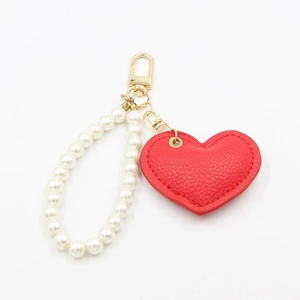 Pendentif cœur rouge en cuir chic avec dragonne en perles blanches et fermoir doré