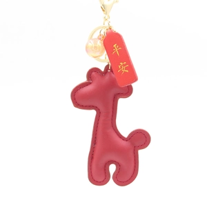 Porte-clés girafe en cuir rouge festif avec matériel doré et breloque chance