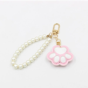 Pendentif patte de chat en cuir rose avec bracelet en perles blanches et fermoir doré