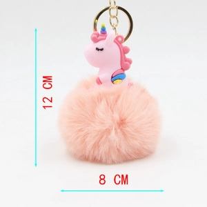 Détail d'un porte-clés licorne en fausse fourrure rose de 8cm, longueur totale 12cm