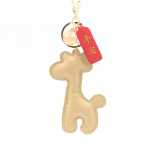 Porte-clés girafe en cuir doré avec étiquette rouge et pompon pour sacs à main