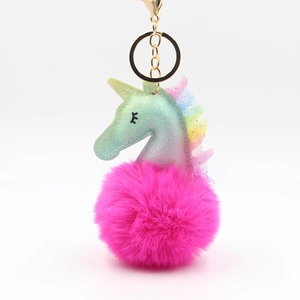 Detailaufnahme vom Einhorn-Schlüsselanhänger mit buntem Farbverlauf und rosa Pelzbommel