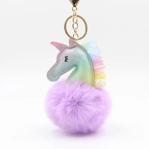 Bunter Einhorn-Schlüsselanhänger mit lila Pelzbommel und goldenem Metallverschluss