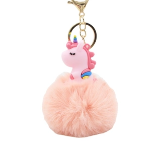 Porte-clés licorne en silicone souple avec grand pompon en fausse fourrure rose et clip