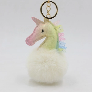 Detail eines Einhorn-Pompon-Schlüsselanhängers mit bunter Spitze und Kunstfell