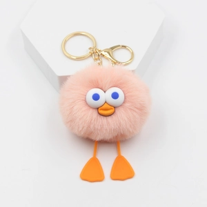 Porte-clés canard pompon rose duveteux avec mousqueton doré sur présentoir blanc moderne