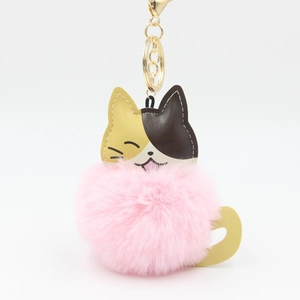 Porte-clés chat mignon avec pompon rose et mousqueton en métal doré élégant