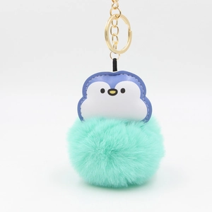 Porte-clés pingouin mignon avec pompon en fourrure vert menthe et anneau doré