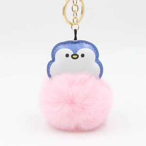 Porte-clés pingouin mignon en peluche avec pompon rose et crochet en métal doré brillant