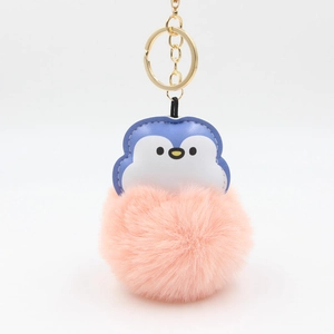 Porte-clés pingouin créatif avec pompon en peluche rose et anneau doré en métal