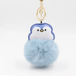 Porte-clés pingouin bleu clair mignon avec pompon en peluche et anneau en métal doré