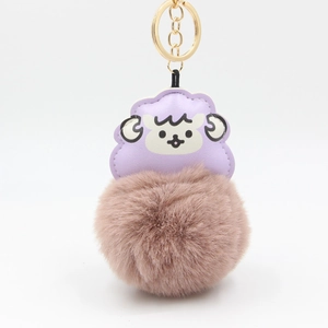 Detailaufnahme vom Schaf-Schlüsselanhänger mit Lederkopf und flauschigem lila Pelzball