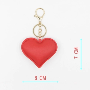Détail d'un porte-clés cœur en cuir PU rouge avec quincaillerie dorée et dimensions