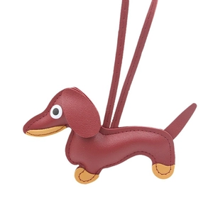 Porte-clés chien teckel mignon en cuir bordeaux avec coutures à la main pour sacs