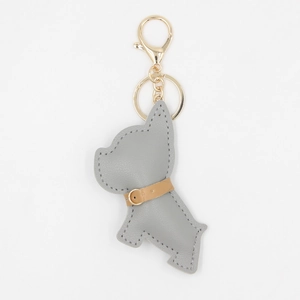 Dettaglio del portachiavi bulldog in pelle grigia con moschettone dorato e catena
