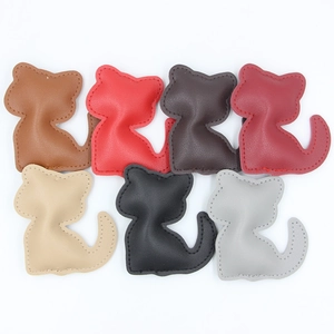 Détail de porte-clés chat en cuir PU en sept couleurs différentes avec des coutures précises