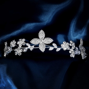 Gros plan d'un bandeau de mariée argenté avec fleurs et feuilles en zircon étincelant