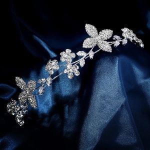 Vigne de cheveux feuilles et fleurs argentées avec cristaux sur satin de soie bleu foncé