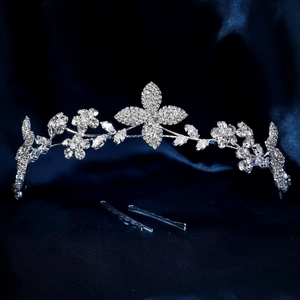 Élégante Vigne de Cheveux de Mariée Couleur Argent avec Fleurs Feuilles et Strass Bandeau de Mariage avec Pinces à Cheveux