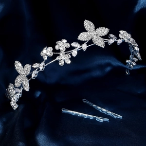 Détail du bandeau de mariée argenté avec motifs de fleurs et feuilles ornés de strass brillants
