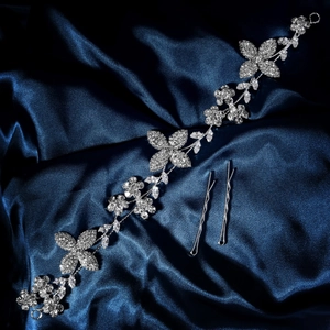 Vigne de cheveux de mariée argentée avec strass sur fond de satin bleu foncé