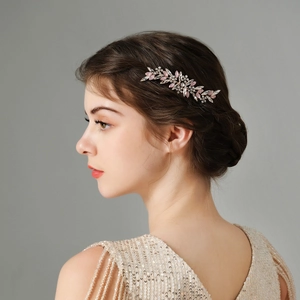 Détail du peigne à cheveux en argent avec cristaux roses pour coiffure mariée