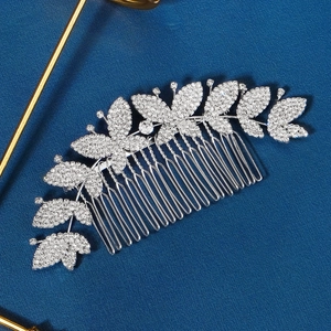 Détails du peigne à cheveux argenté avec papillons et feuilles ornés de strass brillants