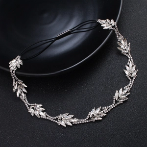 Détail d'un bandeau de mariée en argent avec cristaux et cordon élastique noir réglable