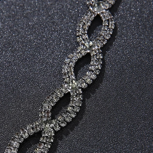 Vue macro d'un bandeau de mariée avec chaîne de griffes en strass argentés brillants