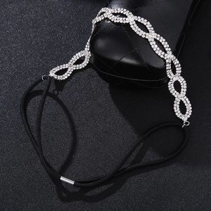 Détail macro du bandeau à nœud infini argenté orné de strass blancs étincelants