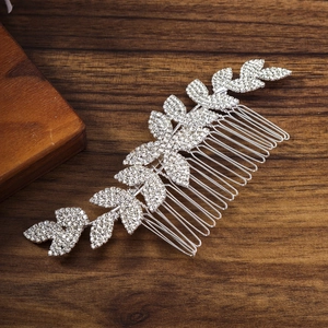 Gros plan d'un peigne à cheveux de mariée en forme de feuille avec strass