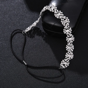 Vue détaillée du bandeau de mariée en strass avec bande élastique sur coffret bijoux
