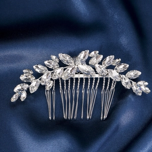 Détail du peigne à cheveux en strass en forme de feuille sur tissu de soie bleue